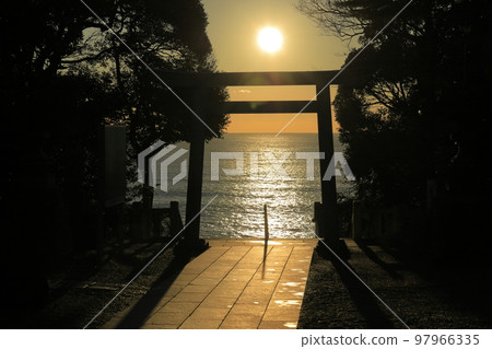 黎明時分在大洗磯崎神社眺望大海的鳥居 97966335