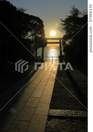 黎明時分在大洗磯崎神社眺望大海的鳥居 97966336