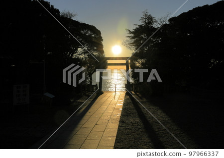 黎明時分在大洗磯崎神社眺望大海的鳥居 97966337