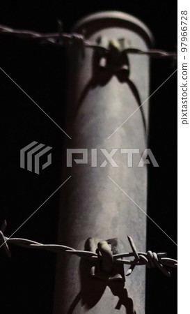 帶刺鐵絲網在冷光禁止侵入區 97966728