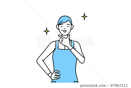 一位穿著圍裙的高級女性為自信的房子擺姿勢 一位穿著圍裙的高級女性為自信的房子擺姿勢 97967211