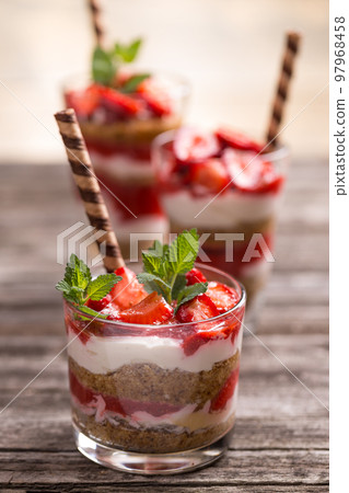Yogurt parfait 97968458