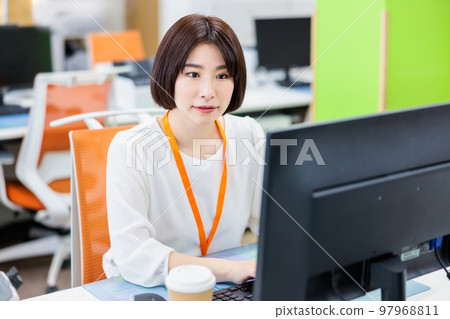 在辦公室經營個人電腦的女性 97968811