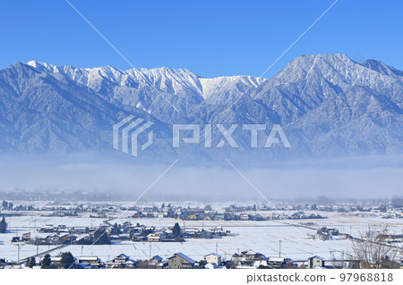 冬天安曇野和北阿爾卑斯山 冬天安曇野和北阿爾卑斯山 97968818