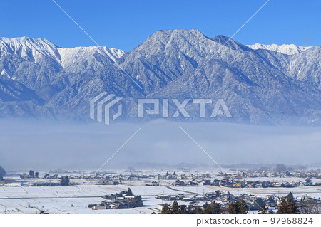 冬天安曇野和北阿爾卑斯山 冬天安曇野和北阿爾卑斯山 97968824