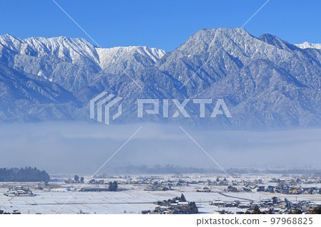 冬天安曇野和北阿爾卑斯山 冬天安曇野和北阿爾卑斯山 97968825