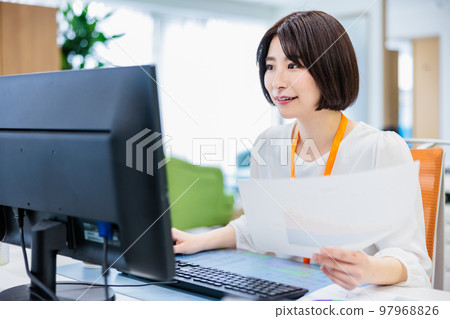 在辦公室經營個人電腦的女性 在辦公室經營個人電腦的女性 97968826