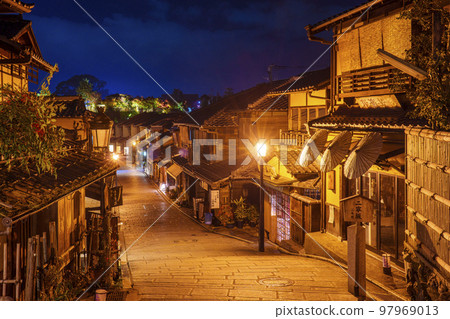 Midnight Ninenzaka (Ninenzaka), approach to Kiyomizu Temple 97969013