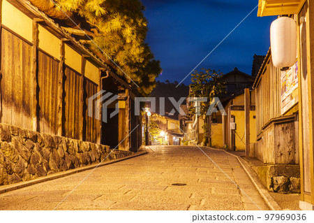午夜產寧坂(三年坂)和清水寺的途徑 午夜產寧坂(三年坂)和清水寺的途徑 97969036