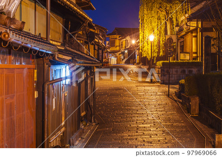 午夜產寧坂(三年坂)和清水寺的途徑 午夜產寧坂(三年坂)和清水寺的途徑 97969066