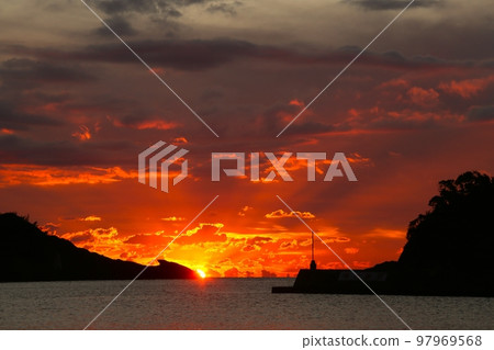 Sunset, sunset, light, rays of Nishina Port 97969568