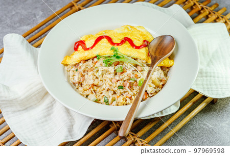 白色盤子上的蛋包飯 白色盤子上的蛋包飯 97969598