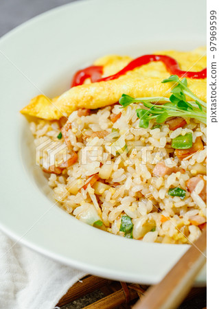 白色盤子上的蛋包飯 白色盤子上的蛋包飯 97969599