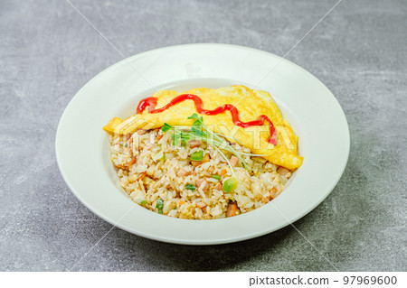 白色盤子上的蛋包飯 97969600