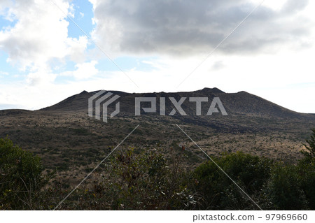 伊豆大島，三原山的景色 97969660