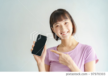 一個穿著運動服拿著智能手機的女人 一個穿著運動服拿著智能手機的女人 97970303