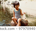 昭和 50 年代穿著泳裝在河裡玩耍的少女 97970940