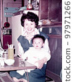 昭和50年代0歲嬰兒被媽媽抱著 97971266
