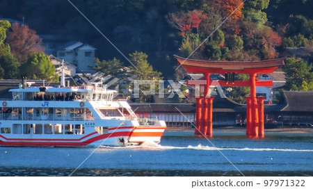 [Hiroshima Prefecture] Miyajima Otorii and Miyajima Ferry, one of the three most scenic spots in Japan after the completion of repair work 97971322