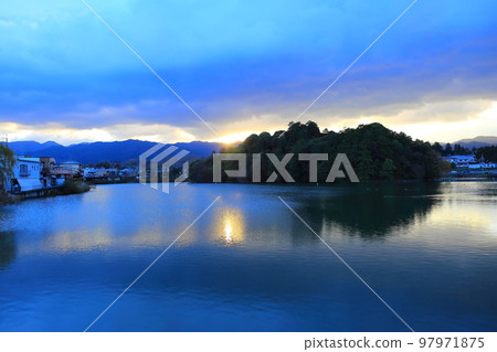 Dawn of Asuka / Sword Pond [Kashihara City, Nara Prefecture] 97971875
