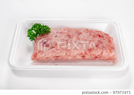 白色背景上的金槍魚 tataki 97971971