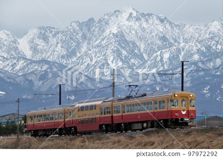 白雪皚皚的立山山脈和雙層特快列車 97972292