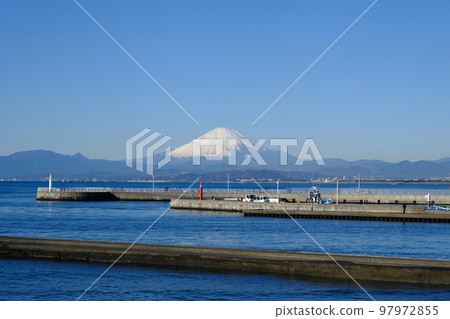 從不那麼擁擠的港口看富士山 從不那麼擁擠的港口看富士山 97972855