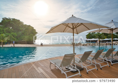 菲律賓度假酒店池畔、遮陽傘和輕便折疊躺椅 97973490
