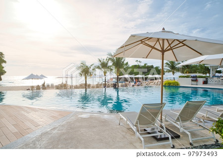 菲律賓度假酒店池畔、遮陽傘和輕便折疊躺椅 菲律賓度假酒店池畔、遮陽傘和輕便折疊躺椅 97973493