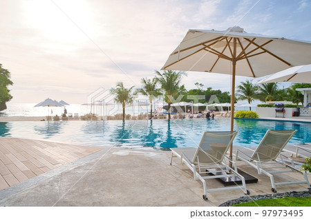 菲律賓度假酒店池畔、遮陽傘和輕便折疊躺椅 97973495