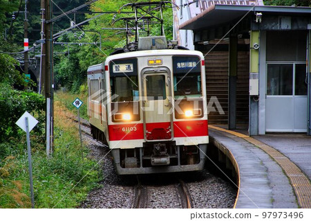 初秋的未探索車站“男鹿高原”……6050系列列車在南會津公路上疾馳而過 97973496
