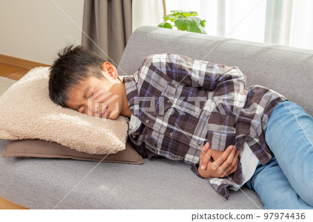 一個患有腹痛的男孩 97974436