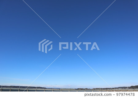 穿過北浦大橋的 JR 鹿島線火車 穿過北浦大橋的 JR 鹿島線火車 97974478