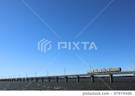 穿過北浦大橋的 JR 鹿島線火車 97974480