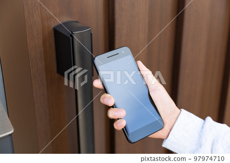 用智能手機解鎖前門的手 97974710