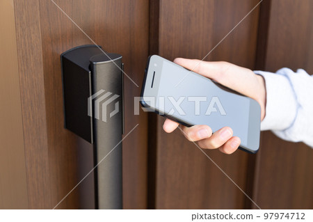 用智能手機解鎖前門的手 97974712