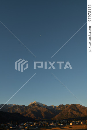 Hakushu Town, Hokuto City, above the Southern Alps, high in the sky before the waning Ariake moon Hakushu Town, Hokuto City, above the Southern Alps, high in the sky before the waning Ariake moon 97978153