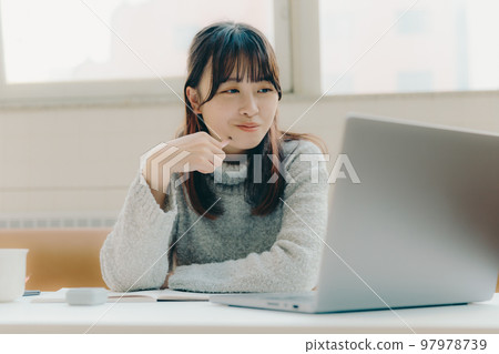 女大學生在咖啡廳做文案的照片 女大學生在咖啡廳做文案的照片 97978739
