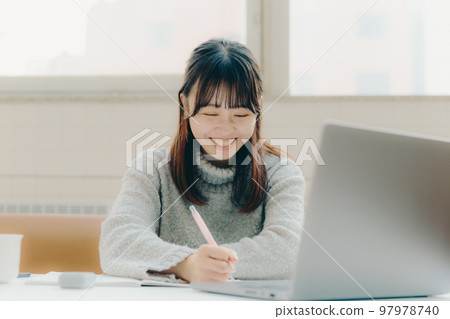 女大學生在咖啡廳做文案的照片 女大學生在咖啡廳做文案的照片 97978740