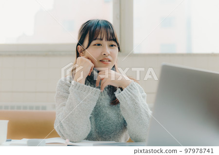 女大學生在咖啡廳做文案的照片 女大學生在咖啡廳做文案的照片 97978741