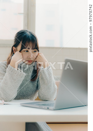 女大學生在咖啡廳做文案的照片 女大學生在咖啡廳做文案的照片 97978742