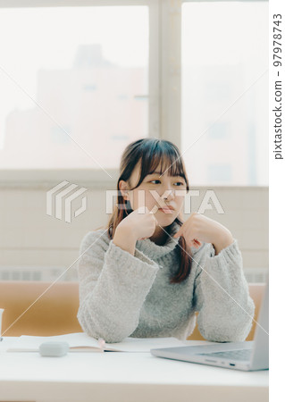 女大學生在咖啡廳做文案的照片 97978743