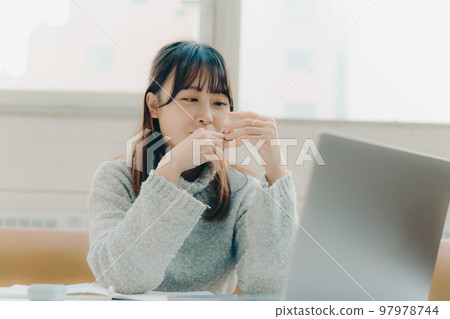 女大學生在咖啡廳做文案的照片 97978744
