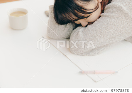 Photo of a young female college student studying in a cafe 97978878