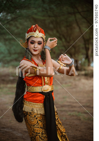 women presenting traditional Javanese dance movements women presenting traditional Javanese dance movements 97980740