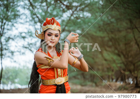 women presenting traditional Javanese dance movements women presenting traditional Javanese dance movements 97980773