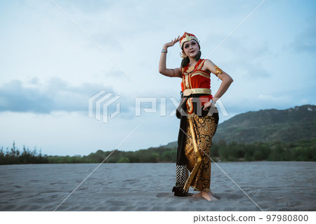 women presenting traditional Javanese dance movements 97980800