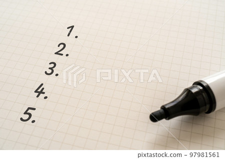 Paper and marker with numbers from 1 to 5 97981561
