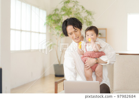 Papa holding a baby 97982684