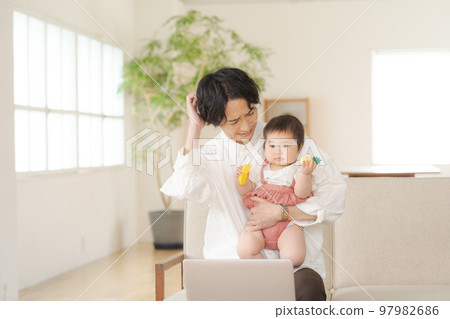 爸爸抱著一個嬰兒 97982686